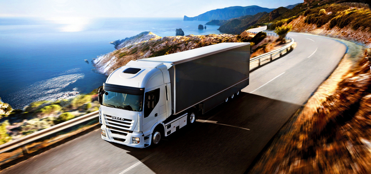 Biely kamión Iveco na ceste